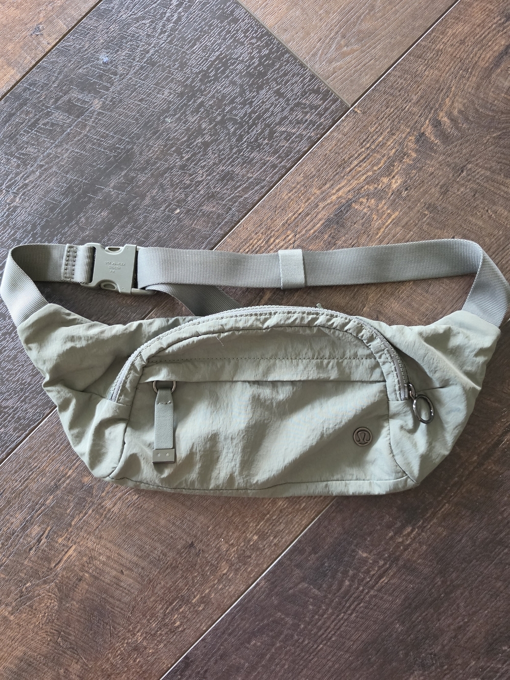 Lululemon Everywhere Belt Bag – Light Sage Green